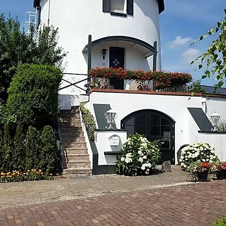 לינה וארוחת בוקר De Witte Molen 4*
